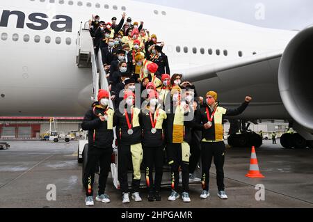 21. Februar 2022, Hessen, Frankfurt am Main: Medaillengewinnerinnen und Medaillengewinnerinnen des deutschen Olympia-Teams stehen mit der Lufthansa-Crew auf dem Frankfurter Flughafen bei ihrer Rückkehr von den Olympischen Spielen in Peking. Foto: Arne Dedert/dpa Stockfoto