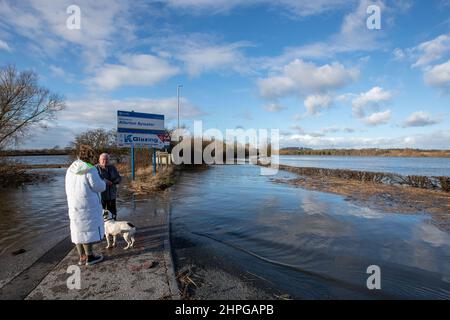 Fußgänger sehen sich an, wie die Barnsdale Road in Castleford aufgrund von Überschwemmungen gesperrt ist, da Stürme den Fluss Aire zum Platzen seiner Ufer veranlassen Stockfoto