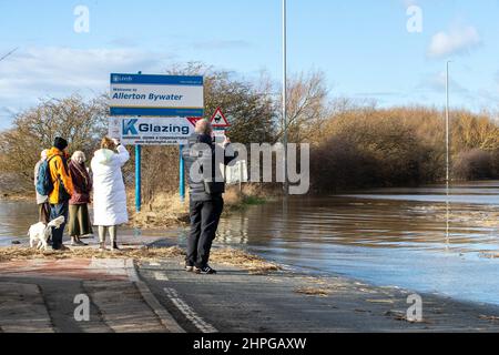 Castleford, Großbritannien. 21st. Februar 2022. Fußgänger sehen sich an, wie die Barnsdale Road in Castleford aufgrund von Überschwemmungen gesperrt ist, da Stürme dazu führen, dass der Fluss Aire am 2/21/2022 in Castleford, Großbritannien, seine Ufer platzt. (Foto von James Heaton/News Images/Sipa USA) Quelle: SIPA USA/Alamy Live News Stockfoto