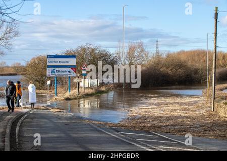 Fußgänger sehen sich an, als die Barnsdale Road in Castleford wegen der Überschwemmungen durch den Sturm Franklin am Wochenende geschlossen ist Stockfoto