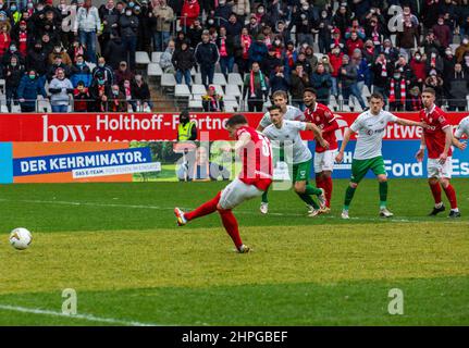 Sport, Fußball, Regionalliga West, 2021/2022, Rot Weiss Essen gegen SC Preussen Münster 1-1 aufgegeben, Stadion Essen, Hafenstraße, Spielort, 1-0 Tor, Torschütze Thomas Eisfeld (RWE) durch Foul Penalty, hinter f.l.t.r. Marcel Hoffmeier (SC), Lukas Frenkert (SC), Isiah Ahmad Young (RWE), Alexander Langlitz (SC), Niklas Tarnat (RWE) Stockfoto