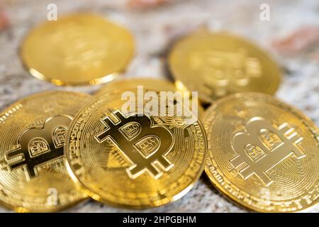 Nahaufnahme einer goldenen Münze mit dem Bitcoin-Symbol. Kryptowährung Münze, Geldmünzen digital, BTC. Stockfoto