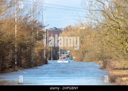 Castleford, Großbritannien. 21st. Februar 2022. Fahrzeuge werden auf einer überfluteten Barnsdale Road, Castleford, aufgegeben, nachdem Sturm Franklin am Wochenende in Castleford, Großbritannien, den Fluss Aire dazu gebracht hatte, seine Ufer zu sprengen, am 2/21/2022. (Foto von James Heaton/News Images/Sipa USA) Quelle: SIPA USA/Alamy Live News Stockfoto