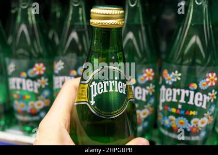 Tjumen, Russland-02. Dezember 2021: Perrier-Mineralwasser-Flaschen auf der Ausstellung in einem lokalen Lebensmittelgeschäft. Stockfoto