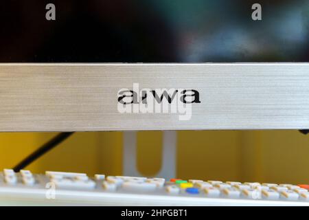 Volzhsky, Russland-25. September 2021: Das Logo auf dem AIWA TV ist ein Nahaufnahme-Fokus. Stockfoto