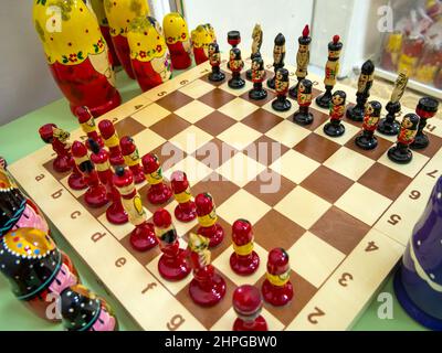 Tula, Russland - 3. Januar 2021: Schachfiguren in Form von Nestpuppen Stockfoto