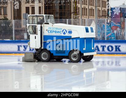 Tula, Russland - 3. Januar 2021: Vorbereitung der Eisdecke auf der Straße Eisbahn, Lenin-Platz, Tula Stockfoto