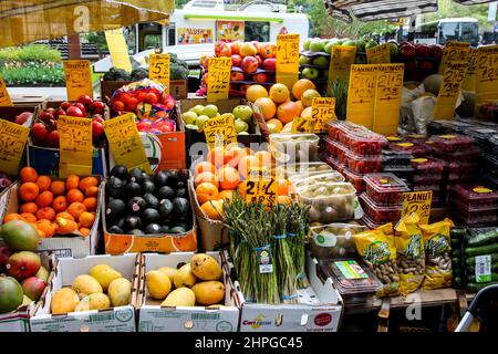 NEW YORK, NY, , USA - 30. APRIL 2019: Blick vom Straßenverkäufer Fruit Selection in Tribeca Stockfoto