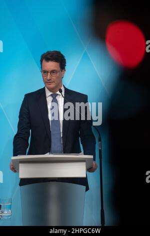 Hendrik Wuest hinter dem Rednerpult. Am 21. Februar 2022 trafen sich der bayerische Ministerpräsident Markus Soeder ( CSU ) und der Nordrhein-westfälische Ministerpräsident Hendrik Wuest ( CDU ) in München zu Gesprächen. Anschließend informierten sie in einer Pressekonferenz über die Ergebnisse und künftige Maßnahmen zum Thema Klimakrise. (Foto: Alexander Pohl/Sipa USA) Quelle: SIPA USA/Alamy Live News Stockfoto