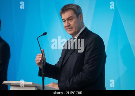 Markus Soeder hinter dem Rednerpult. Am 21. Februar 2022 trafen sich der bayerische Ministerpräsident Markus Soeder ( CSU ) und der Nordrhein-westfälische Ministerpräsident Hendrik Wuest ( CDU ) in München zu Gesprächen. Anschließend informierten sie in einer Pressekonferenz über die Ergebnisse und künftige Maßnahmen zum Thema Klimakrise. (Foto: Alexander Pohl/Sipa USA) Quelle: SIPA USA/Alamy Live News Stockfoto