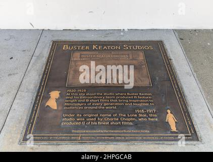 Los Angeles, CA, USA - 18. Februar 2022: Eine Gedenktafel befindet sich auf dem Gelände der Buster Keaton Studios in Los Angeles, CA. Stockfoto