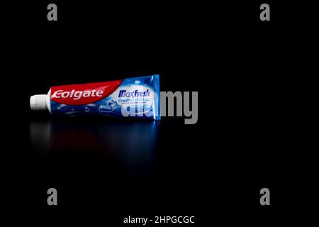 Colgate MaxFresh Zahnpasta Tube auf schwarzem Hintergrund in Bukarest, Rumänien, 2021 Stockfoto