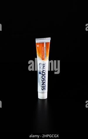 Sensodyne Zahnpasta Tube auf schwarzem Hintergrund. Bukarest, Rumänien, 2021 Stockfoto