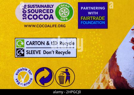 Kakao aus 100 % nachhaltigem Anbau Symbol Cocoa Life Partnerschaft mit der Fairtrade Foundation auf Schachtel mit Cadbury Flake 99 Vanilleeis Stockfoto