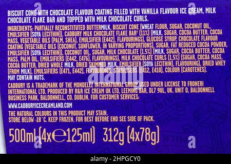 Zutaten auf der Schachtel mit Cadbury Flake 99 Vanilleeis mit Cadbury Flake-Eis Stockfoto