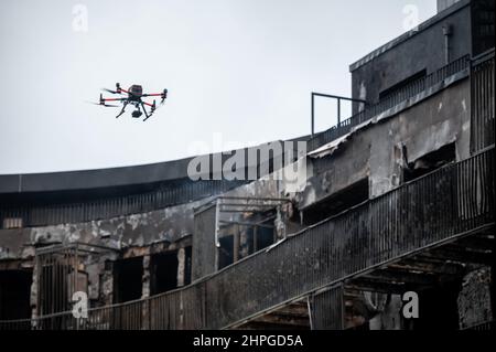 Essen, Deutschland. 21st. Februar 2022. Eine Drohne der Johanniter ist im Einsatz. Im westlichen Viertel der Stadt war seit dem frühen Montagmorgen ein ganzer Wohnblock in Flammen aufgegangen. Das Feuer war kurz nach Mitternacht in der Bargmannstraße ausgebrochen. Die Flammen breiten sich schnell über mehrere Stockwerke aus. Es ist noch unklar, ob Menschen verletzt wurden. Quelle: Fabian Strauch/dpa/Alamy Live News Stockfoto