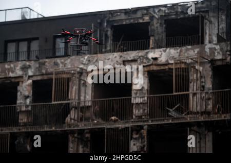 Essen, Deutschland. 21st. Februar 2022. Eine Drohne der Johanniter ist im Einsatz. Im westlichen Stadtteil der Stadt war seit dem frühen Montagmorgen ein ganzer Wohnblock in Flammen aufgegangen. Das Feuer war kurz nach Mitternacht in der Bargmannstraße ausgebrochen. Die Flammen breiten sich schnell über mehrere Stockwerke aus. Es ist noch unklar, ob Menschen verletzt wurden. Quelle: Fabian Strauch/dpa/Alamy Live News Stockfoto