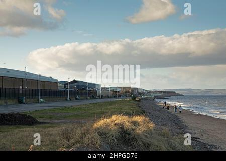 Seafield, Portobello, Edinburgh, Schottland, Großbritannien. 21st. Februar 2022. An der Seafield Road East, einem Gebiet, das derzeit zahlreiche Auto-Showrooms und ein Busdepot besitzt, könnten 200 Häuser am Wasser gebaut werden, da Pläne für einen geplanten neuen "Stadtblock" ausgearbeitet wurden. Der Plan umfasst 200 Häuser am Wasser, die an der Seafield Road East gebaut wurden. Kredit: Archwhite/alamy Live Nachrichten. Stockfoto