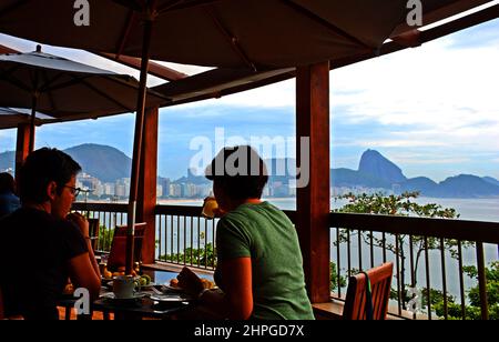 Frühstück auf der Terrasse eines Restaurants mit Blick auf die Copacabana Rio De Janeiro Brasilien Stockfoto