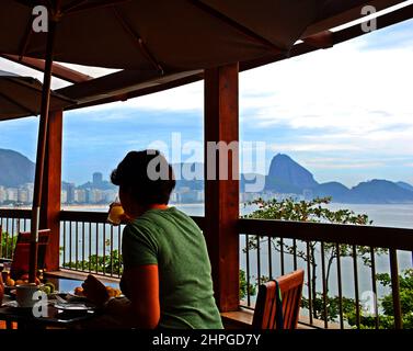 Frühstück auf der Terrasse eines Restaurants mit Blick auf den Strand von der Küste und den Zuckerhut, Rio de Janeiro, Brasilien Stockfoto