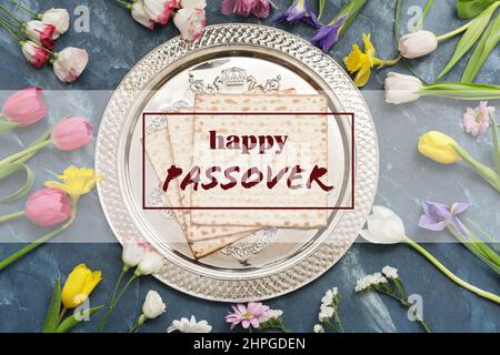 Schöne Grußkarte zum Happy Pessach mit Seder-Teller und Matzo Stockfoto