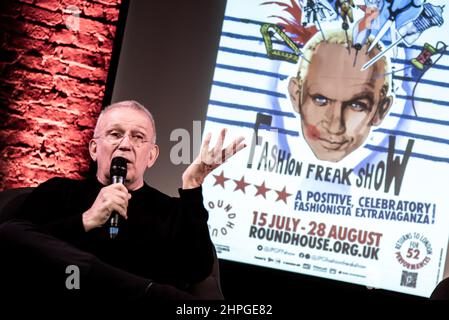 London, Großbritannien. 21st. Februar 2022. Fototermin Jean Paul Gaultier, Interview mit Paul Fear im Roundhouse, zur bevorstehenden Eröffnung der „Fashion Freak Show“ in London. Kredit: SOPA Images Limited/Alamy Live Nachrichten Stockfoto