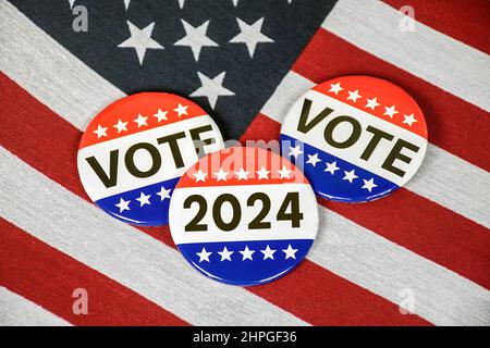 Wahlkampfknöpfe für 2024 auf US-Flagge Stockfoto