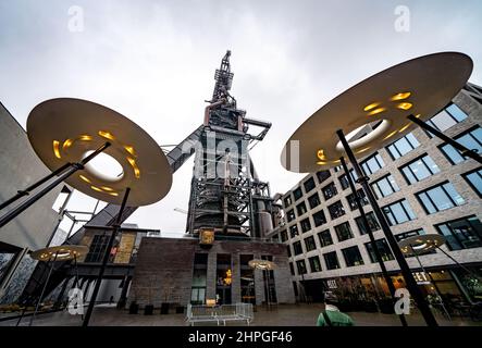 18. Februar 2022, Luxemburg, Esch: Im Stadtteil Esch-Belval treffen sich die ehemaligen Öfen und Industrieanlagen und Neubauten der Universität zum Wohnen und Einkaufen. Esch an der Alzette ist eine der drei europäischen kulturhabitischen Städte im Jahr 2022. Die feierliche Eröffnung des Jahres mit zahlreichen kulturellen Veranstaltungen und Ausstellungen findet am 26. Februar 2022 statt. Foto: Frank Rumpenhorst/dpa/Frank Rumpenhorst/dpa Stockfoto