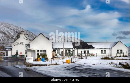 CLUANIIE INN KINTAIL SCOTLAND HOTEL IM WINTER MIT SCHNEE Stockfoto