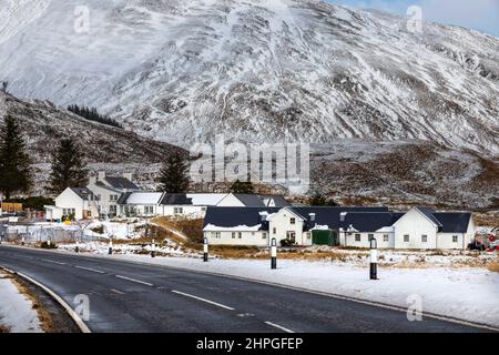 CLUANIIE INN KINTAIL SCHOTTLAND WINTERSCHNEE BEDECKT DAS HOTEL UND DIE STRASSE A87 Stockfoto