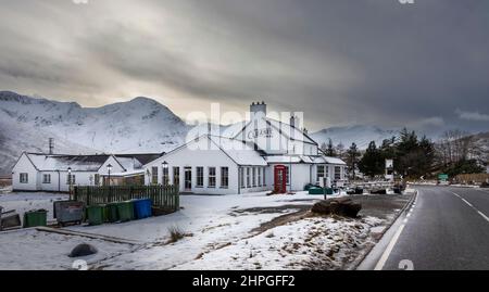 CLUANIIE INN KINTAIL SCHOTTLAND WINTERSCHNEESEE BEDECKT DAS HOTEL UND DIE STRASSE A87 Stockfoto