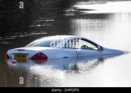 Castleford, Großbritannien. 21st. Februar 2022. Ein Auto wird auf der Barnsdale Road, Castleford, verlassen, nachdem der Fluss Aire seine Ufer platzte und das Gebiet in Castleford, Großbritannien am 2/21/2022 überflutet hat. (Foto von James Heaton/News Images/Sipa USA) Quelle: SIPA USA/Alamy Live News Stockfoto