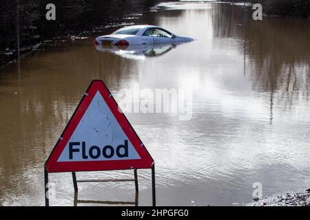 Castleford, Großbritannien. 21st. Februar 2022. Ein Auto wird auf der Barnsdale Road, Castleford, in Überschwemmungswasser getaucht, nachdem der Sturm Franklin am Wochenende in Castleford, Großbritannien, den Fluss Aire dazu gebracht hatte, seine Ufer zu platzen. Dies war der 2/21/2022. (Foto von James Heaton/News Images/Sipa USA) Quelle: SIPA USA/Alamy Live News Stockfoto