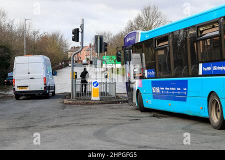 Castleford, Großbritannien. 21st. Februar 2022. Die Fahrzeuge halten an, um sich auf der Leeds Road, Allerton Bywater, umzudrehen, während der Fluss Aire am Wochenende vom Sturm Franklin in Castleford, Großbritannien, am 2/21/2022 nach widrigen Wetterverhältnissen seine Ufer platzte. (Foto von James Heaton/News Images/Sipa USA) Quelle: SIPA USA/Alamy Live News Stockfoto