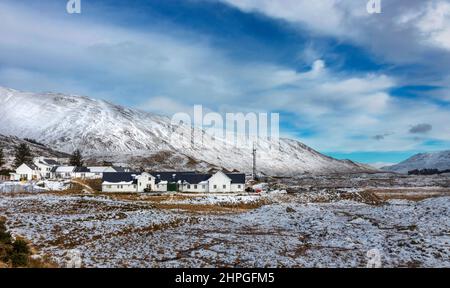 CLUANIIE INN KINTAIL SCOTLAND WINTERSCHNEE IM GLEN UND ÜBER DEM HOTEL Stockfoto