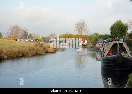 An einem kalten Wintertag in England vertäuten schmale Boote auf dem Peak Forest Canal zwischen Marple in Keshire und New Mills Derbyshire Stockfoto