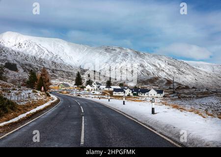 CLUANIIE INN KINTAIL SCHOTTLAND WINTERSCHNEE UMGIBT DAS HOTEL UND DIE STRASSE A87 Stockfoto