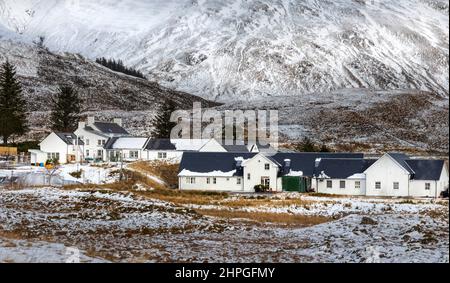 CLUANIIE INN KINTAIL SCHOTTLAND WINTERSCHNEE UMGIBT DAS HOTEL Stockfoto