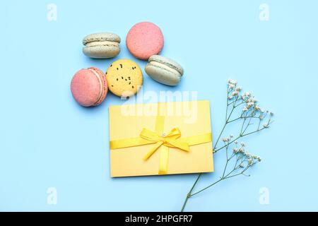 Karte zum Internationalen Frauentag, Makronen und Gypsophila-Blumen auf farbigem Hintergrund Stockfoto