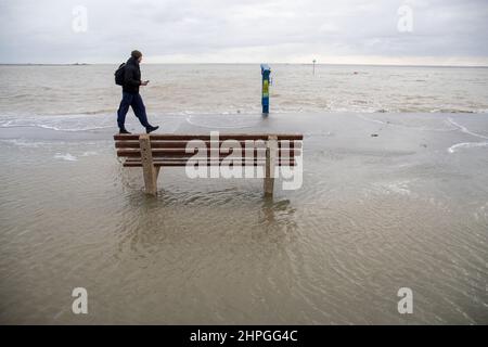 SOUTHEND-ON-SEA, ESSEX, 21 2022. FEBRUAR, Southend Seafront flutet, als Sturm Franklin Großbritannien trifft, den dritten Sturm, der Großbritannien diese Woche heimgesucht hat. Stockfoto