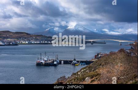 SKYE BRIDGE HIGHLAND SCOTLAND BLICK AUF DIE BRÜCKE ÜBER LOCH ALSH ZUM KYLEAKIN DORF UND SCHNEE AUF DEN BERGEN Stockfoto