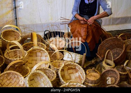 Handwerker beim Basteln von Körben auf einer Kunsthandwerksmesse in Galicien, Spanien Stockfoto