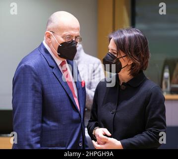 21. Februar 2022, Belgien, Brüssel: (120927) -- BRÜSSEL, 21. Februar 2022 -- Die polnische Außenministerin Zbigniew Rau (L) spricht vor einem Treffen der EU-Außenminister am 21. Februar 2022 im Europa-Gebäude, dem Sitz des EU-Rates in Brüssel, Belgien, mit der deutschen Außenministerin Annalena Baerbock (R). Der Rat (Auswärtige Angelegenheiten) wird über aktuelle Angelegenheiten, einschließlich der sich entwickelnden Situation in Mali und Iran, unterrichtet und wird sich über die europäische Sicherheitslage und die Klimadiplomatie austauschen. Es wird erwartet, dass der Rat Schlussfolgerungen zu t annimmt Stockfoto