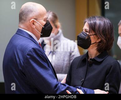 21. Februar 2022, Belgien, Brüssel: (120927) -- BRÜSSEL, 21. Februar 2022 -- Die polnische Außenministerin Zbigniew Rau (L) spricht vor einem Treffen der EU-Außenminister am 21. Februar 2022 im Europa-Gebäude, dem Sitz des EU-Rates in Brüssel, Belgien, mit der deutschen Außenministerin Annalena Baerbock (R). Der Rat (Auswärtige Angelegenheiten) wird über aktuelle Angelegenheiten, einschließlich der sich entwickelnden Situation in Mali und Iran, unterrichtet und wird sich über die europäische Sicherheitslage und die Klimadiplomatie austauschen. Es wird erwartet, dass der Rat Schlussfolgerungen zu t annimmt Stockfoto