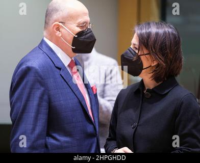 21. Februar 2022, Belgien, Brüssel: (120927) -- BRÜSSEL, 21. Februar 2022 -- Die polnische Außenministerin Zbigniew Rau (L) spricht vor einem Treffen der EU-Außenminister am 21. Februar 2022 im Europa-Gebäude, dem Sitz des EU-Rates in Brüssel, Belgien, mit der deutschen Außenministerin Annalena Baerbock (R). Der Rat (Auswärtige Angelegenheiten) wird über aktuelle Angelegenheiten, einschließlich der sich entwickelnden Situation in Mali und Iran, unterrichtet und wird sich über die europäische Sicherheitslage und die Klimadiplomatie austauschen. Es wird erwartet, dass der Rat Schlussfolgerungen zu t annimmt Stockfoto