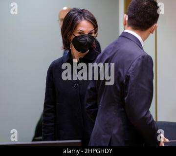 21. Februar 2022, Belgien, Brüssel: (120927) -- BRÜSSEL, 21. Februar 2022 -- Die deutsche Außenministerin Annalena Baerbock (L) spricht mit dem italienischen Außenminister Luigi Di Maio (R) vor einem Treffen der EU-Außenminister am 21. Februar 2022 im Europa-Gebäude, dem Sitz des EU-Rates in Brüssel, Belgien. Der Rat (Auswärtige Angelegenheiten) wird über aktuelle Angelegenheiten, einschließlich der sich entwickelnden Situation in Mali und Iran, unterrichtet und wird sich über die europäische Sicherheitslage und die Klimadiplomatie austauschen. Es wird erwartet, dass der Rat Schlussfolgerungen zu annimmt Stockfoto