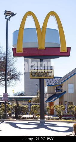 SAN ANTONIO, TEXAS - 01.29.2022 - McDonald's Logo mit interessantem Schatten. Fast-Food-Kette mit Stellenanzeigen und Menüwerbung an einem sonnigen Tag. Stockfoto