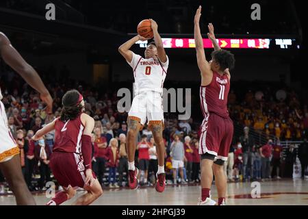 Der südkalifornische Trojanschützer Boogie Ellis (0) erzielt den Siegerkorb mit 0,2 Sekunden, als Tyrell Roberts (2) und Stürmer DJ Rodman (11) während eines Basketballspiels der NCAA College am Sonntag, den 20. Februar 2022, in Los Angeles verteidigen. Die USC besiegte Washington State 62–60. Stockfoto