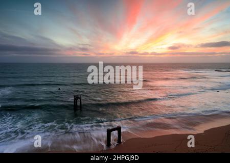 Dramatischer Sonnenuntergang über dem verlassenen Pier von Davenport. Davenport, Santa Cruz County, Kalifornien, USA. Stockfoto