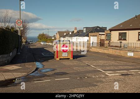 Coillesdene, Portobello, Edinburgh, Schottland, Großbritannien. 21st. Februar 2022. In der letzten Woche gab es eine ganze Menge Unzufriedenheit, die in lokalen Facebook-Foren im Hinblick auf Straßensperrungen und den Standort großer Holzpflanzer auf Straßen innerhalb des Wohngebiets Coillesdene, das direkt an der Hauptverkehrsader Milton Road East liegt, zum Ausdruck kam. Die Bewohner beklagen sich, dass sie aufgrund der neuen Regeln und Vorschriften einen großen Umweg Unternehmen und mehr Kraftstoff verbrauchen müssen. Kredit: Archwhite/alamylivenews. Abgebildet: Keine Einfahrtsschilder an Straßenenden. http://www.portobellocc.org/.../fw-brunstane-road-and.../ Stockfoto